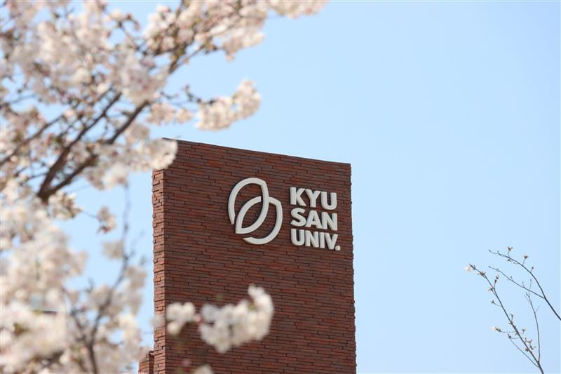 スポーツ科学の研究室でトレッドミルテストを受ける学生